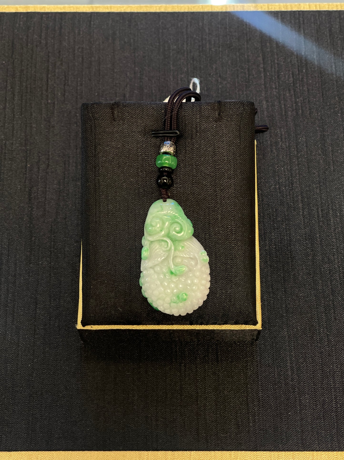 Riyi and grapes jadeite pendant
