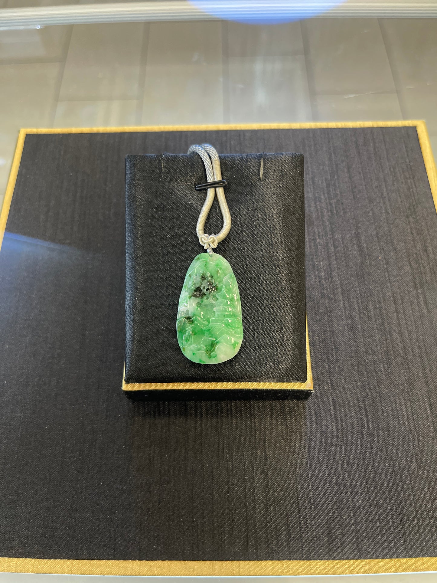 burmese green jadeite scenery pendant