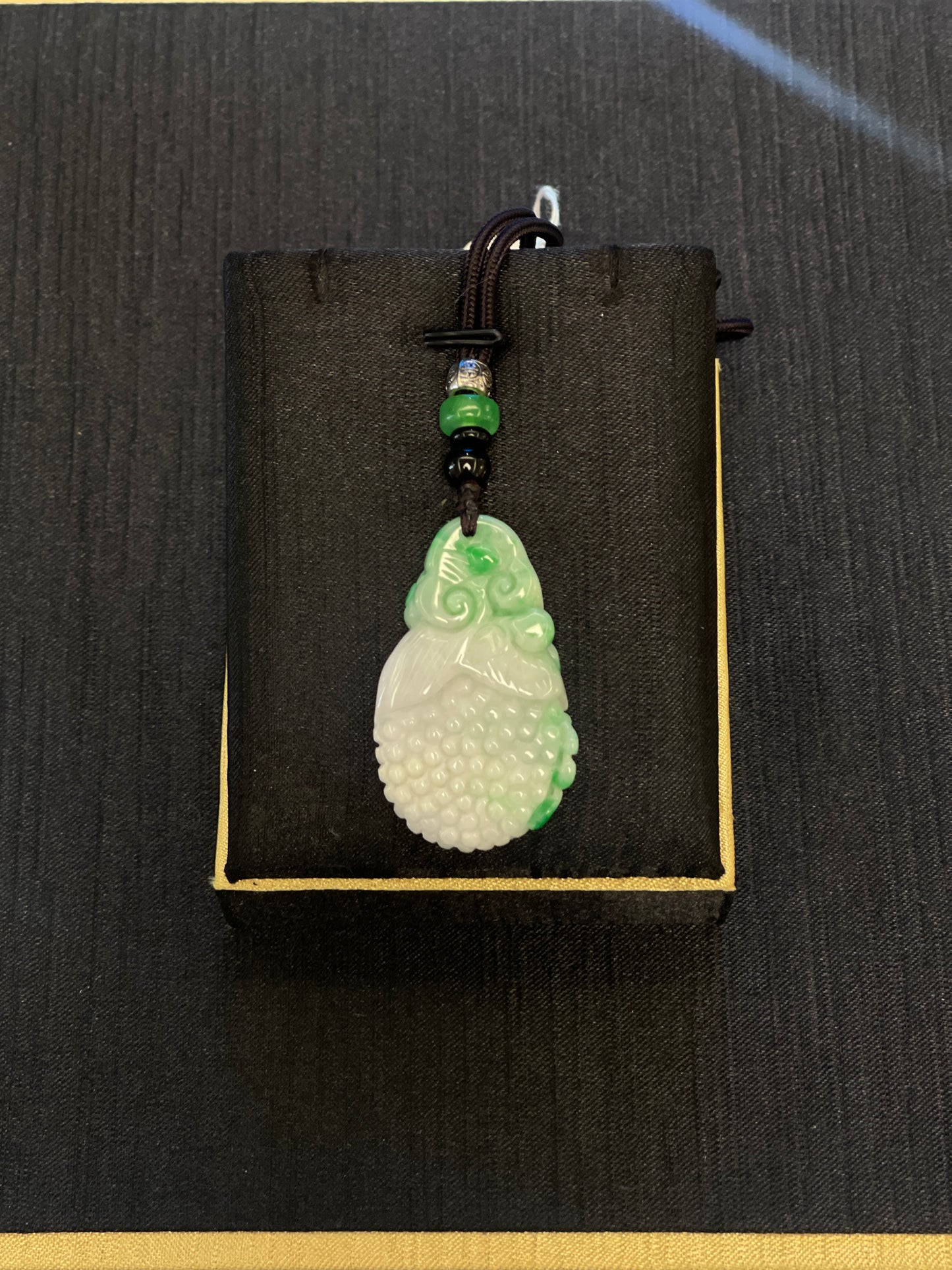 Riyi and grapes jadeite pendant