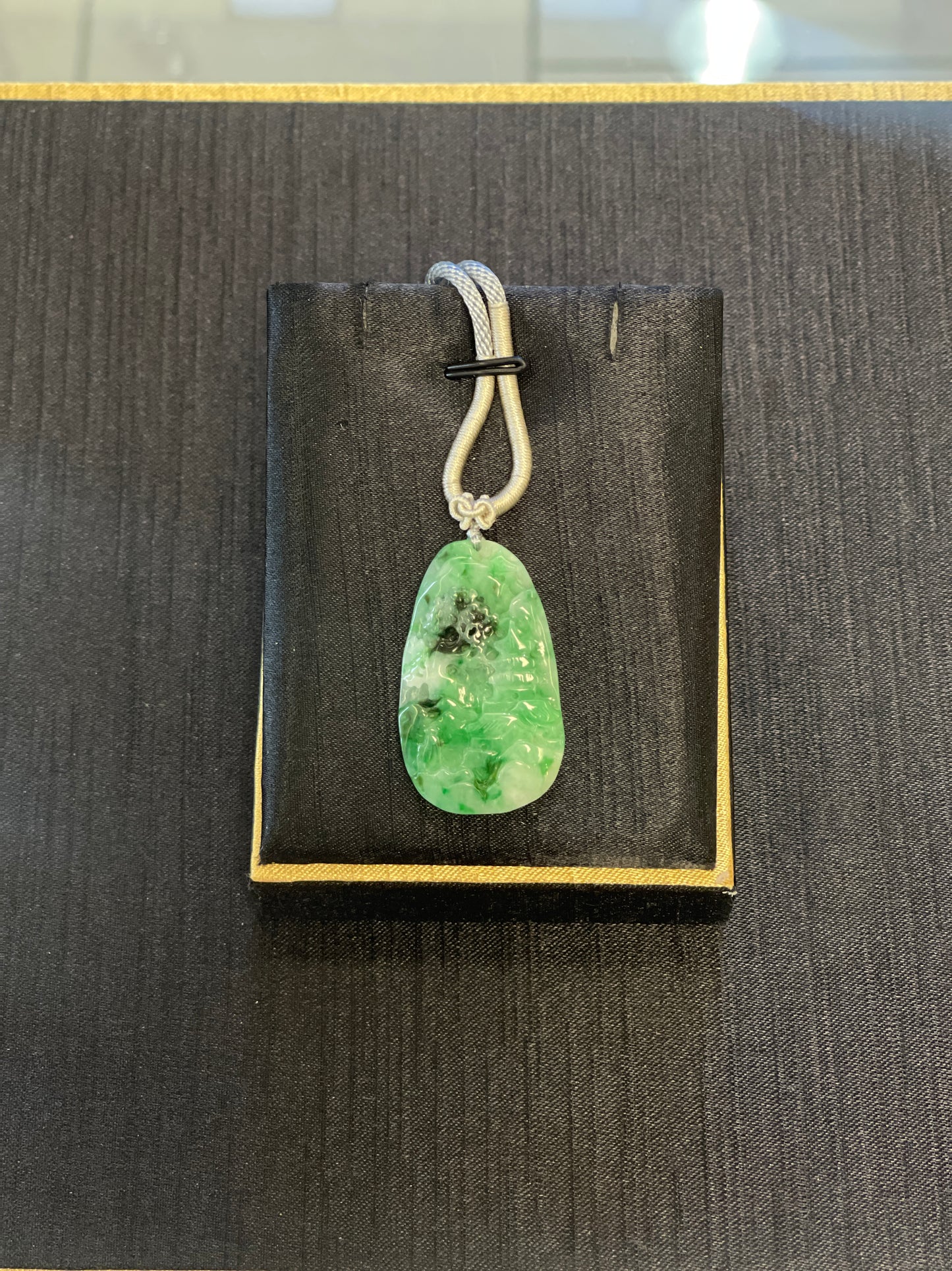 burmese green jadeite scenery pendant