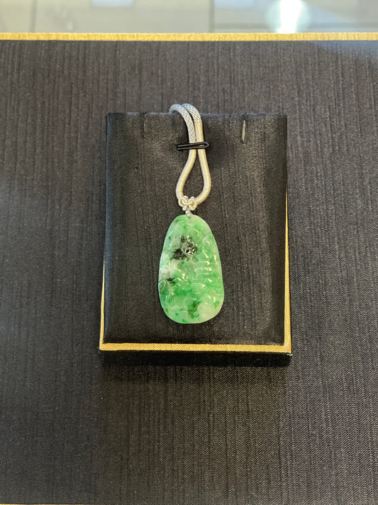 burmese green jadeite scenery pendant