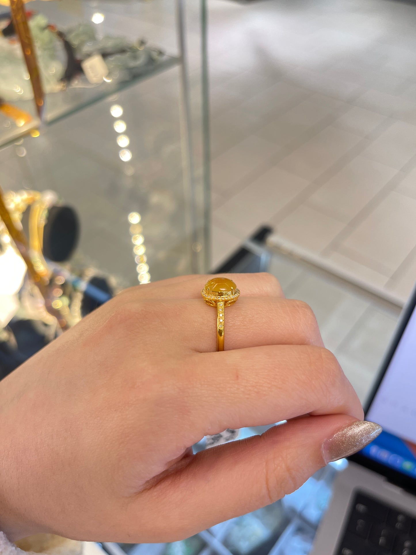 18k gold, yellow jade and diamonds ring