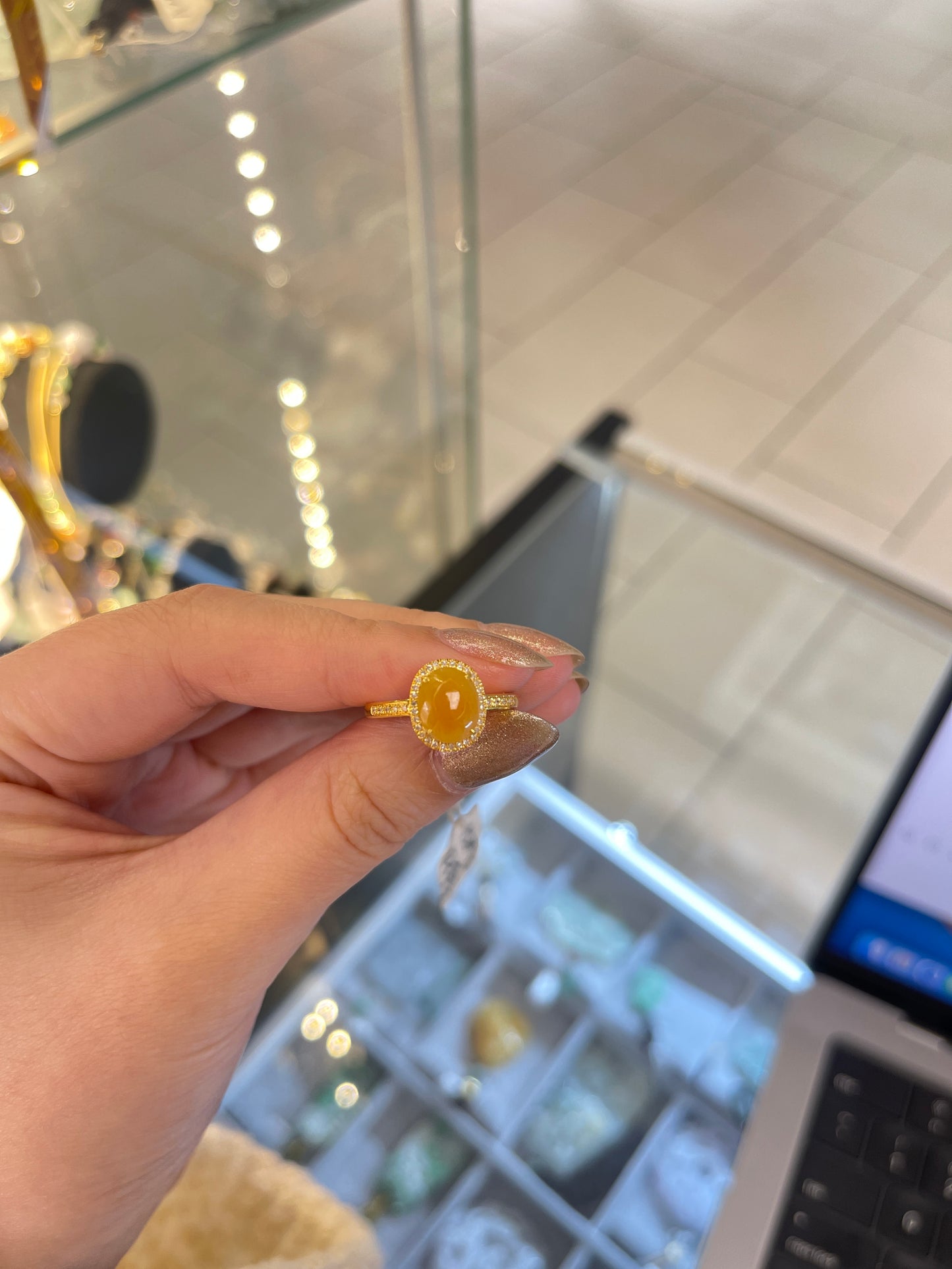 18k gold, yellow jade and diamonds ring