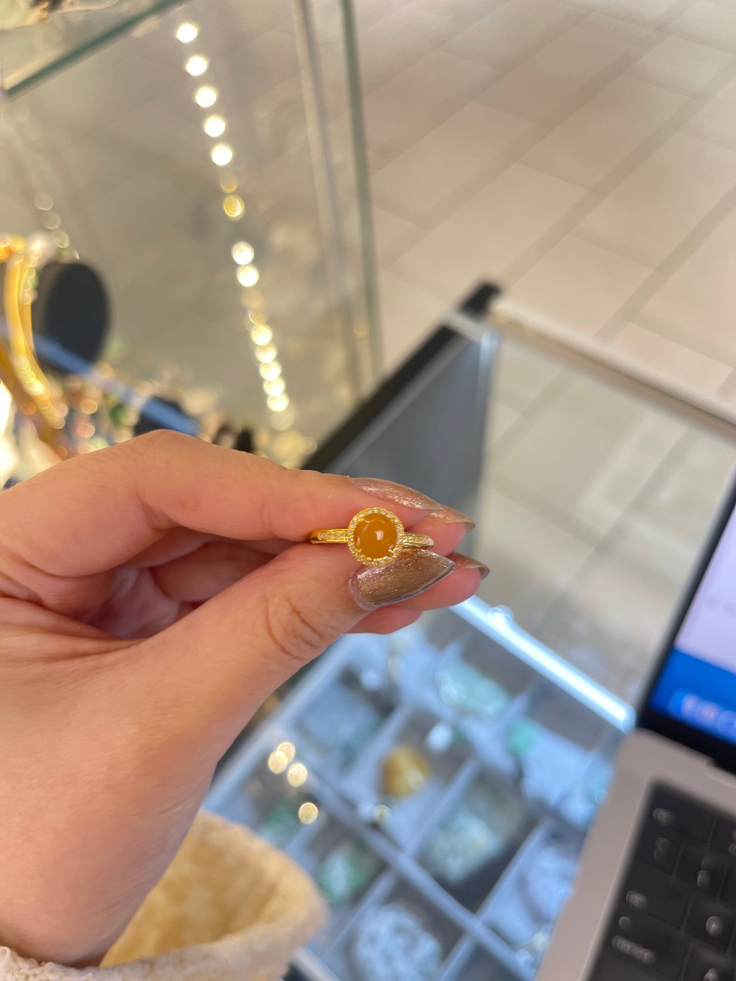 18k gold, yellow jade and diamonds ring