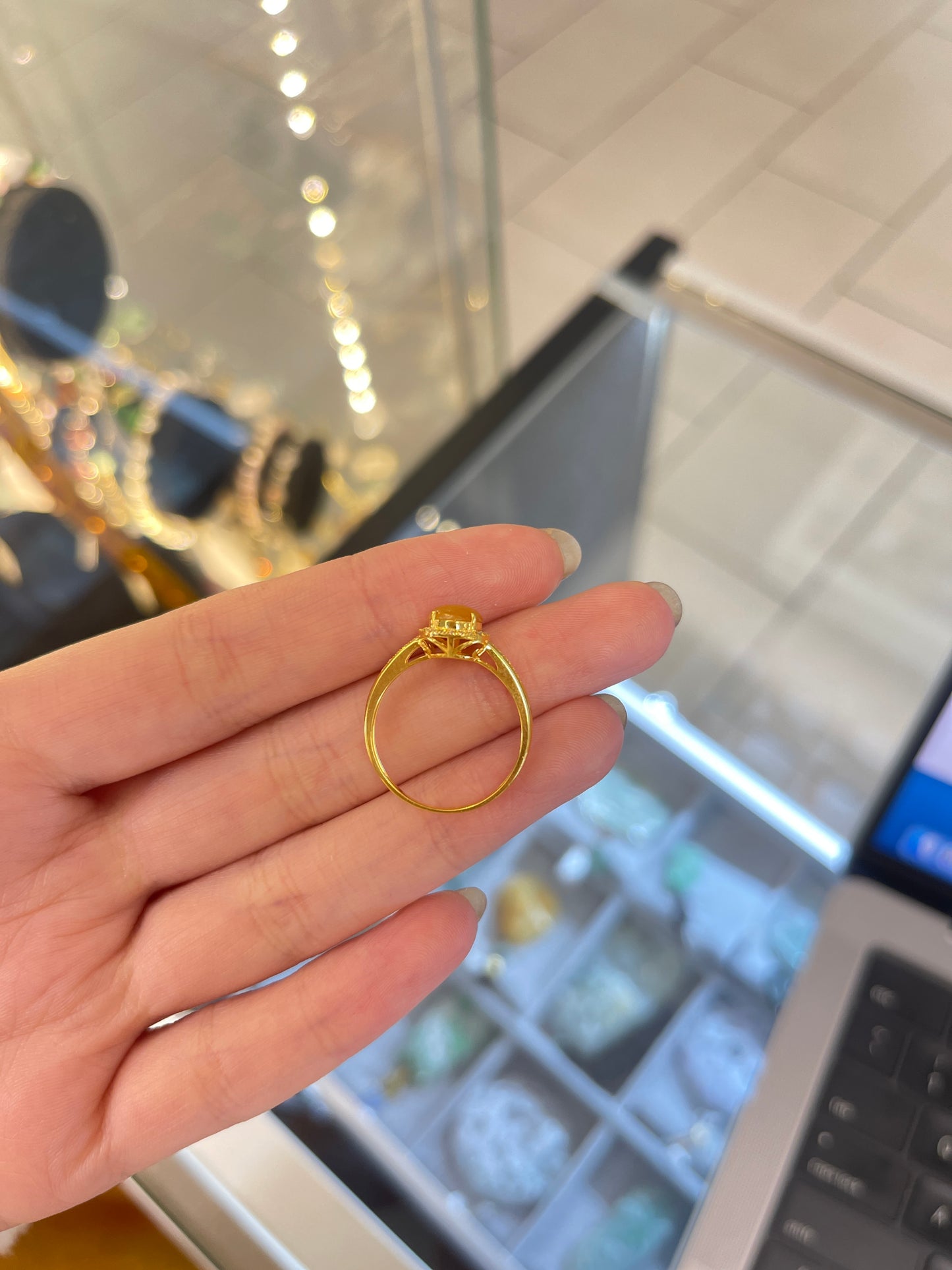 18k gold, yellow jade and diamonds ring